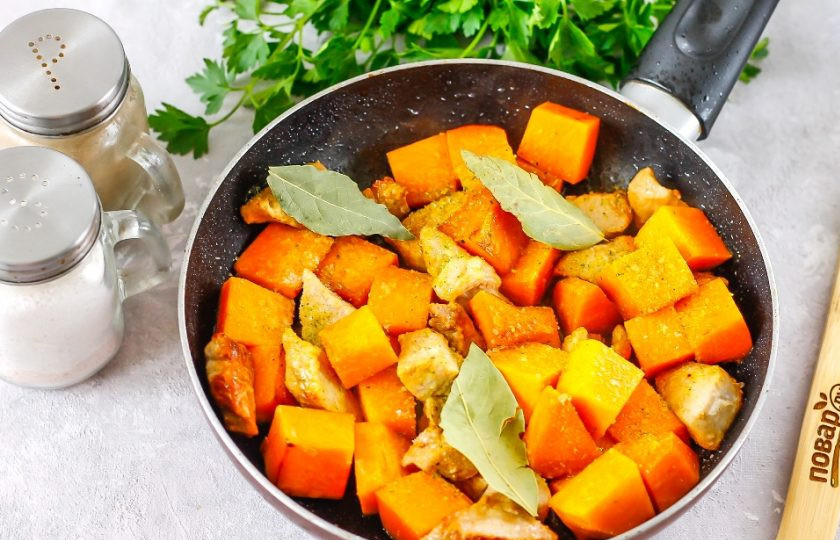 1. Этап. Мясо с тыквой: Посолите, поперчите, и добавьте лавровые листья.