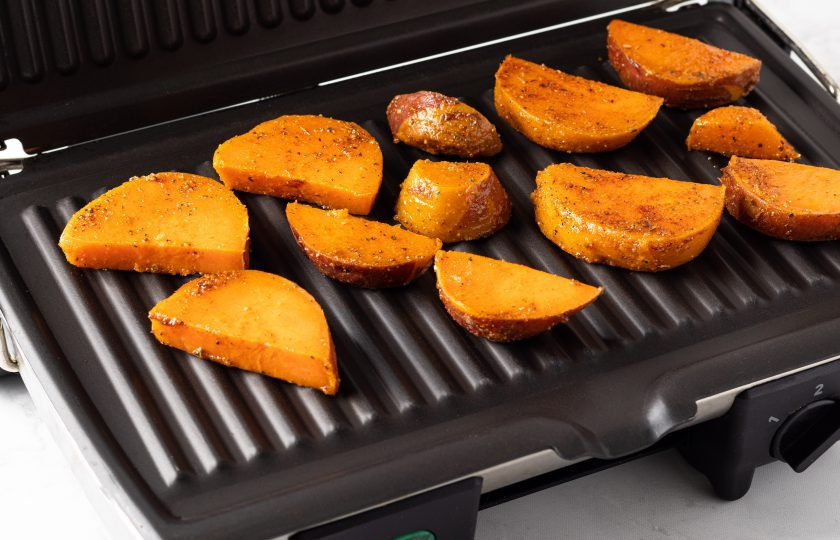 1. Этап. Сладкий картофель батат на гриле: Обжарьте батат на гриле 7-10 минут до румяной корочки.