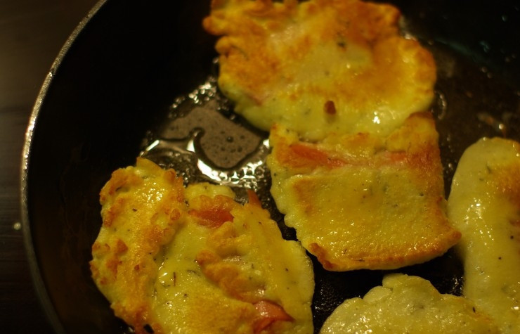 1. Этап. Сосиски в кляре: Обжариваем с двух сторон до образования аппетитной корочки.