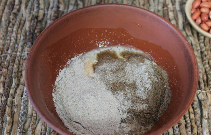 1. Этап. Оладьи из льняной муки: Насыпаем 2 вида муки, соду и замешиваем тесто. Если тесто получается густое, добавляем еще ложку сметаны.