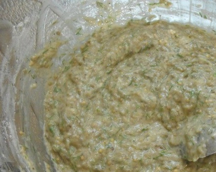 1. Этап. Оладьи из баклажана: Укроп вымойте и очень мелко нашинкуйте. Соедините в пиалке с мукой, толченым чесноком и баклажанами. Добавьте по вкусу соль и перец. Хорошо перемешайте все ингредиенты.