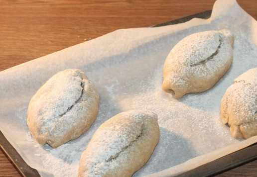 1. Этап. Хлебные булочки с добавлением ржаной муки: 14. После расстойки посыпаем хлеб мукой и острым лезвием делаем надрезы глубиной по 0,5 см. И еще не посыпайте так много муки, как у меня. Я вот поглядела на фото автора и засыпала заготовки. Ставим хлеб выпекаться в заранее нагретую до 180°С духовку на 30-40 минут. Подъем теста только при расстойке. Разрезала, я хлеб горячим, не дожидаясь пока остынет.