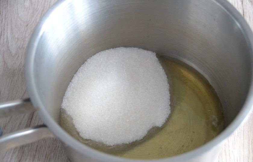 1. Этап. Капкейки с соленой карамелью: В сотейник, в котором находятся белки, всыпьте сахар, нагрейте, но до кипения не доводите.