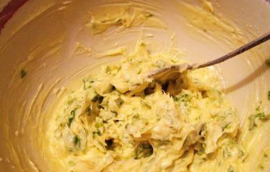 1. Этап. Батон с чесноком и зеленью: 1. Масло растопим на водяной бане, смешаем с измельченной зеленью и пропущенным через пресс чесноком. Можно немного посолить.