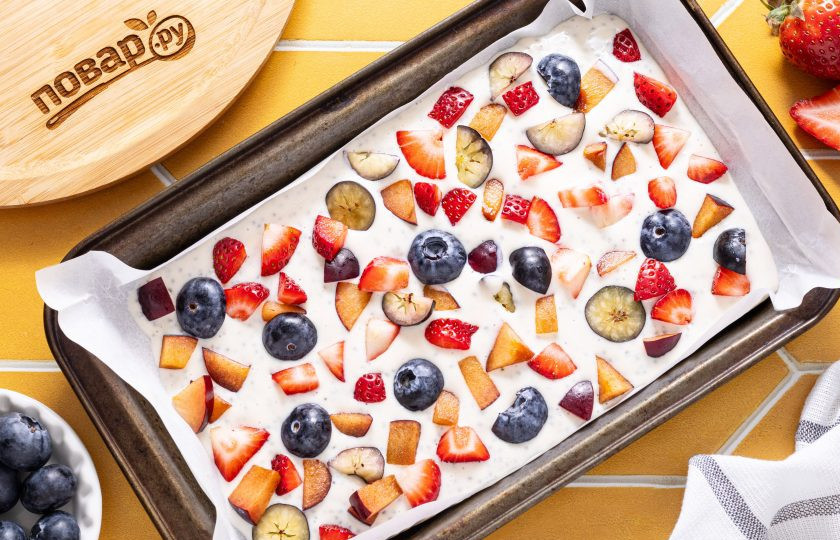 1. Этап. Замороженный йогурт с ягодами: Сверху выложите ягоды и сливу. Уберите в морозилку на несколько часов.