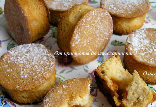 1. Этап. Миндальные птифуры с конфитюром: Перед подачей немного присыпьте пирожные сахарной пудрой, покройте глазурью или кремом.