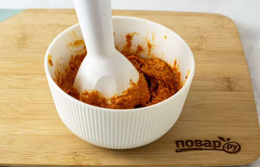 1. Этап. Соус из вяленых томатов: Консистенцию вы можете регулировать по вкусу, добавив больше и или меньше масла.