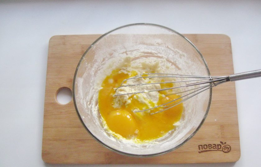 1. Этап. Японский заварной бисквит: Желтки отделите от белков и добавьте в миску.