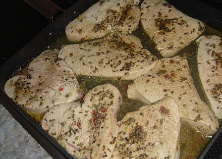 1. Этап. Индейка в сметанном соусе в духовке: Смешиваем все специи, посыпаем этой смесью куски индейки. Отправляем их в нагретую до 200 градусов духовку минут на 25.