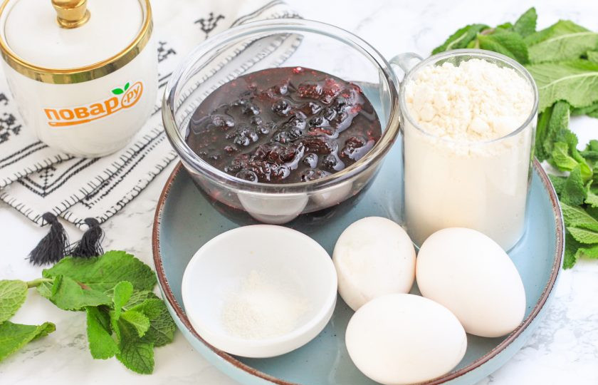 1. Этап. Самый быстрый пирог на основе варенья: Подготовьте указанные ингредиенты. Варенье можно использовать любое по вашему вкусу.