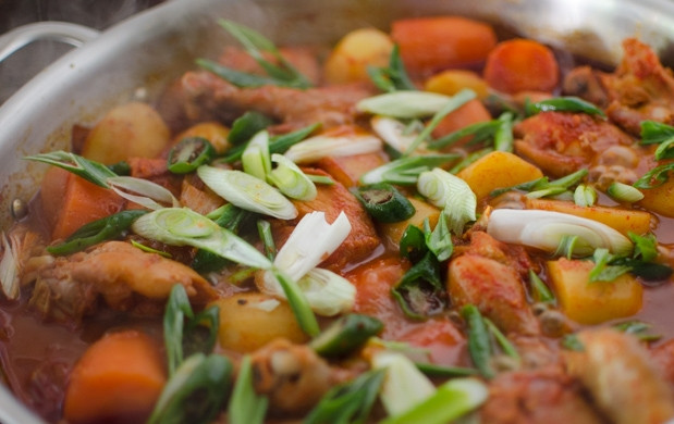 1. Этап. Курица, тушенная с луком и морковью: 3. Добавляем теперь измельченный зеленый перец и зеленый лук, при необходимости еще дополнительно добавим специи. Перемешаем, снимаем с огня — и пусть еще немного постоит под крышкой.