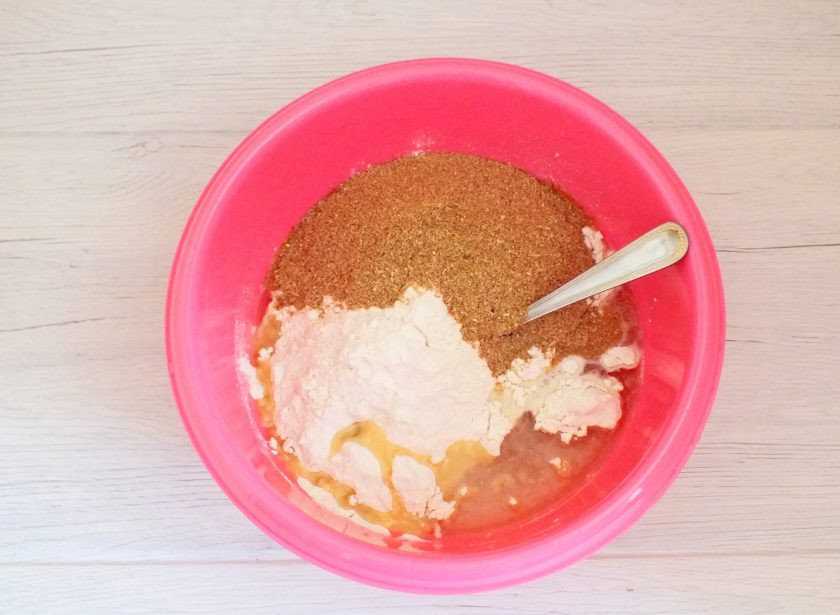 1. Этап. Булочки с отрубями: Добавьте отруби, муку, масло. Начните замешивать ложкой.