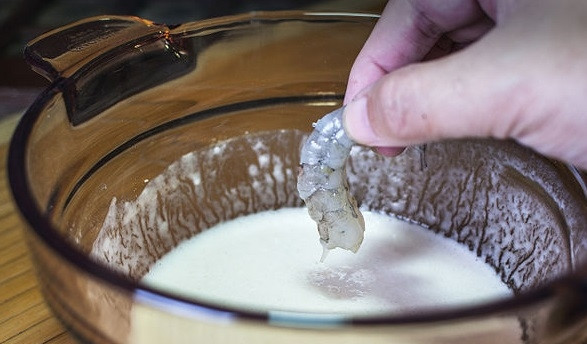 1. Этап. Креветки в пивном кляре: 4. Креветки обмакните в кляр.