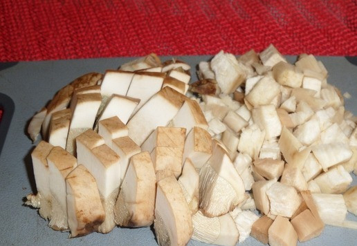 1. Этап. Шаурма с грибами и сыром: Грибы очищаем и промываем водой. Обсушиваем салфеткой и нарезаем. Для приготовления я использую свежесобранные подберезовики.