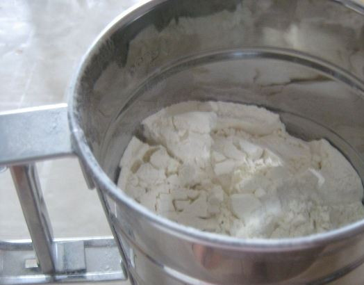 1. Этап. Торт Барбоскины: Постепенно добавляем просеянную муку.