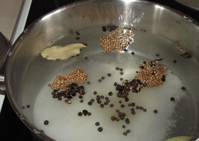 1. Этап. Малосольная сельдь: Размораживаем рыбу, а пока займемся рассолом. Для этого наливаем воду и добавляем все специи.