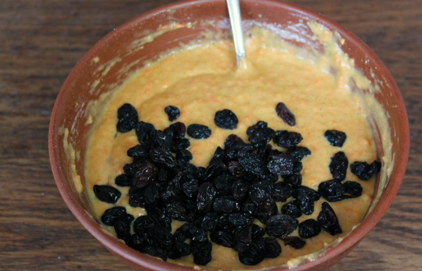 1. Этап. Морковные кексы с изюмом: Добавляем изюм.