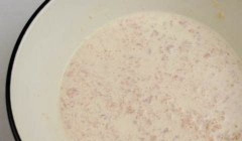 1. Этап. Паровое суфле из курицы: Яйца взбиваем со сливками, при помощи миксера. Добавляем фарш, тщательно перемешиваем.