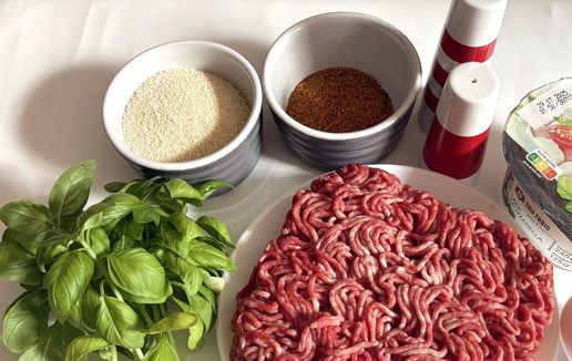 1. Этап. Фрикадельки с моцареллой в аэрогриле: Приготовить ингредиенты.