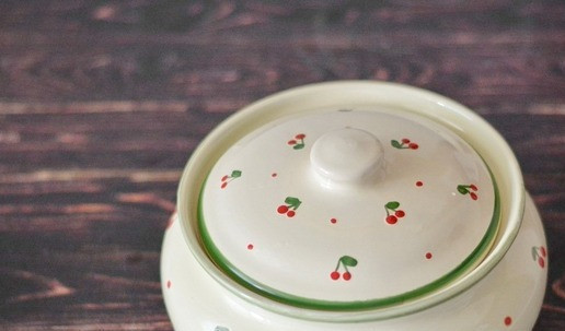 1. Этап. Деревенское жаркое в горшке: Конечно, бабушка, живя в деревне, готовила жаркое в русской печи. У меня в условиях городской квартиры такой роскоши нет, поэтому обойдёмся современной духовкой. Накройте горшок крышкой и поставьте в холодную духовку. Установите температуру 150°С и готовьте жаркое в духовке не менее 1,5 часов. Крышку желательно не открывать, чтобы не выпустить влагу. Пусть себе жаркое готовится, а вы занимайтесь своими делами. По истечении 1,5 часов выключите духовку и оставьте жаркое в горячей духовке ещё на 30 минут.