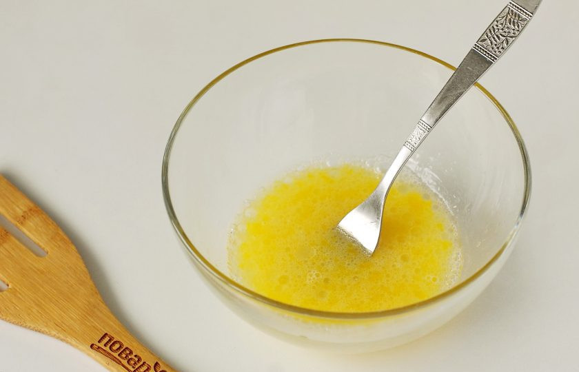 1. Этап. Галушки на сметане: В глубокой миске соедините воду, соль, масло и яйцо (у меня яйца небольшие, я взяла 2 штуки).