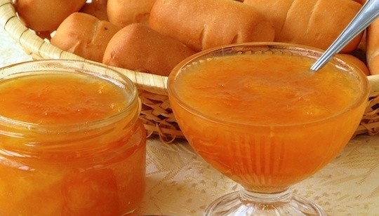 1. Этап. Варенье из мандаринов и яблок: Тщательно перемешайте и варите 15-20 минут, постоянно помешивая. Готовое варенье разлейте по стерилизованным баночкам либо же подавайте к столу с горячим чаем. Приятного аппетита!