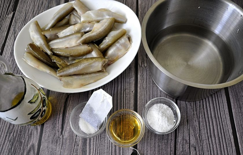1. Этап. Шпроты из корюшки в домашних условиях: Подготовьте ингредиенты, корюшку почистите заранее.