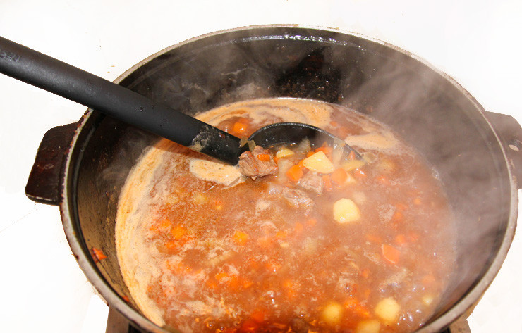 1. Этап. Лагман из конины: 4. Заливаем горячим бульоном или простым кипятком. Тушим до готовности картофеля, а параллельно отвариваем лапшу.