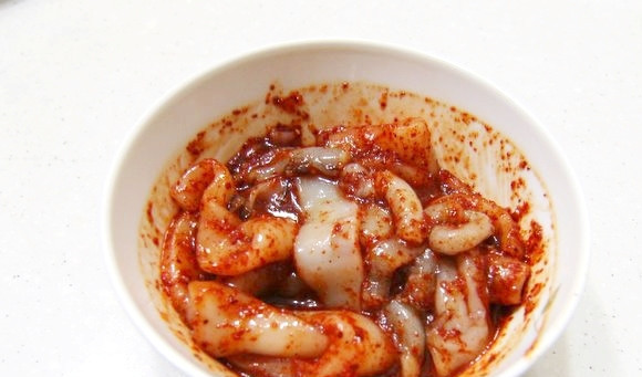 1. Этап. Жареные кальмары: Замаринуйте кальмара. Оставьте его так на 20 минут.