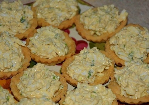 1. Этап. Тарталетки с начинкой: Наполняем тарталетки начинкой.