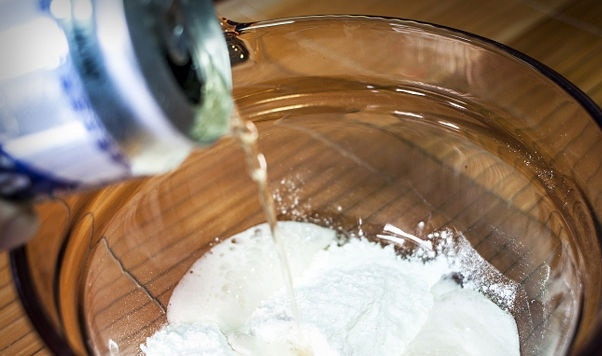 1. Этап. Креветки в пивном кляре: 1. В миске до однородной массы смешайте муку пиво и соль.