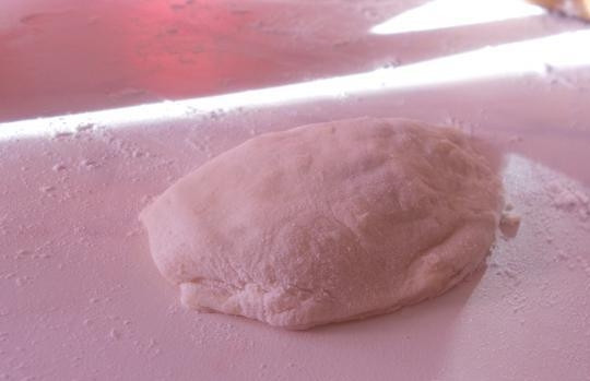 1. Этап. Пельмени во фритюре: Приготовьте тесто. Смешайте масло, воду и муку. Замешайте тесто. Оставьте его на 40 минут в холодильнике.