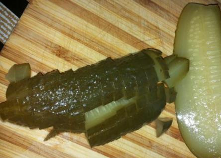 1. Этап. Суп с колбасой в мультиварке: Нарезаем кубиками соленый огурец.