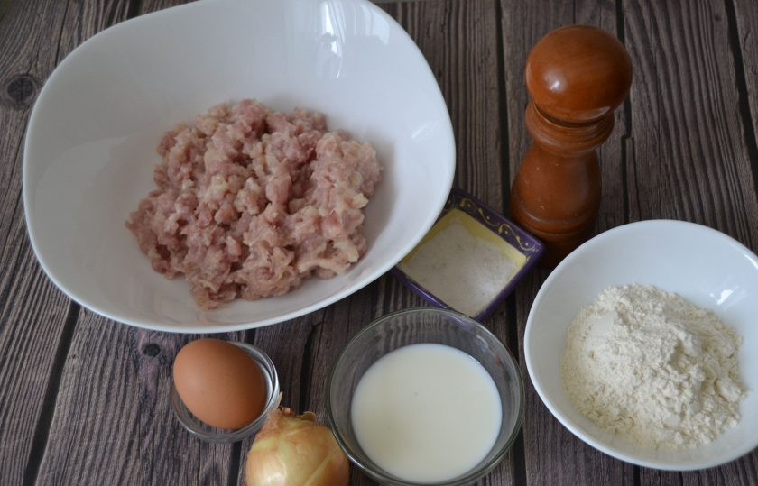 1. Этап. Куриные котлеты с мукой: Подготовьте ингредиенты.