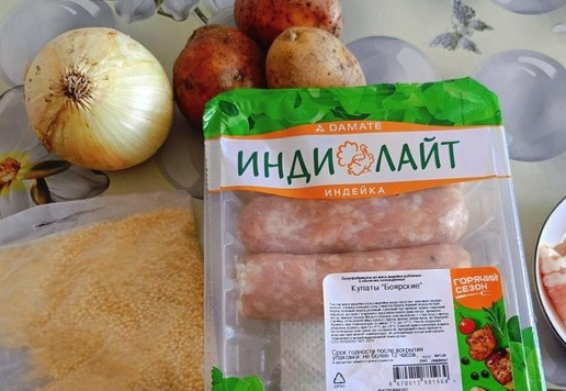 1. Этап. Кулеш с купатами и вялеными томатами: Для кулеша потребуется немного продуктов. Из мясных - купаты и сырокопченый бекон, из овощей лук и картошка. И пакетик пшена. В общем-то, количество пшена и овощей зависит от того, какой кулеш вы любите, если густой, как каша, то пшена и картошки можно положить больше.