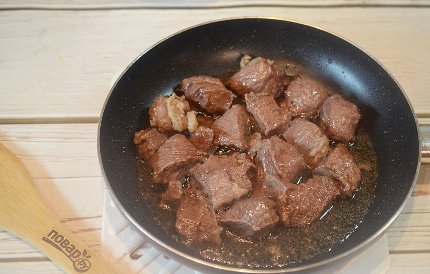 1. Этап. Говядина с апельсинами: 5. Мясо хорошо обжарьте на сковороде. Затем выложите на тарелку.