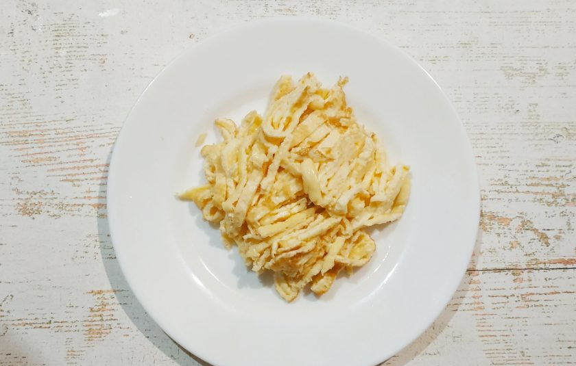 1. Этап. Ашлянфу: Вылейте заготовку на сковороду и приготовьте тоненький омлет. Остудите и нарежьте соломкой.