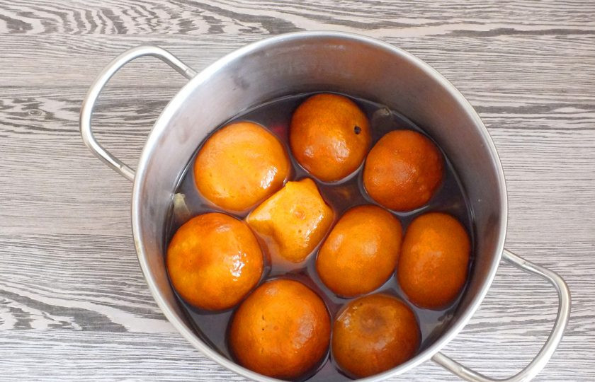 1. Этап. Варенье из целых мандаринов: После последнего выдерживания варенье доведите до кипения. Плоды к этому времени должны быть мягкими и слегка изменить цвет.
