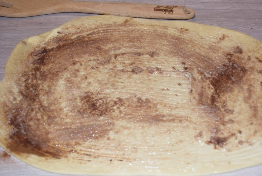 1. Этап. Плюшки с сахаром из дрожжевого теста: Посыпьте корж теста сахаром и молотой корицей.