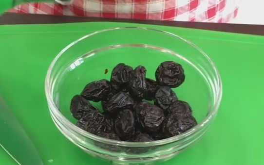 1. Этап. Салат из свеклы (просто, но вкусно): 4. Начинаем готовить второй вариант салата. Для этого залейте чернослив кипятком на 15 минут.