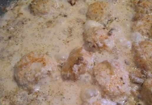 1. Этап. Фрикадельки в грибном соусе: В середине тушения добавить ложку муки.