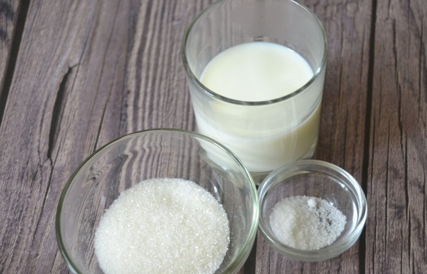 1. Этап. Воскресный пирог: В теплом молоке растворите сахар и соль.