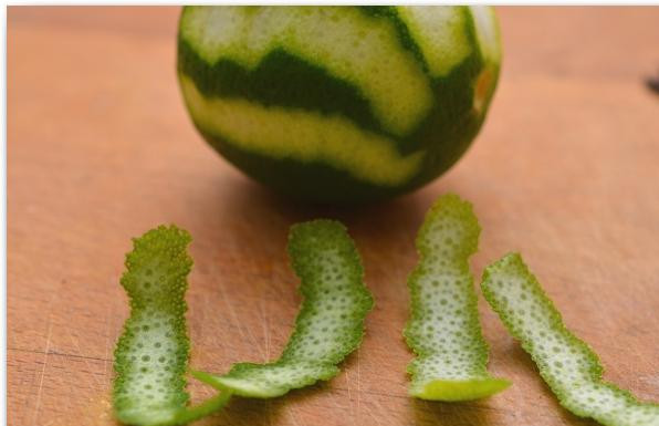 1. Этап. Клубничный кисель: Снимаем цедру половины лайма.