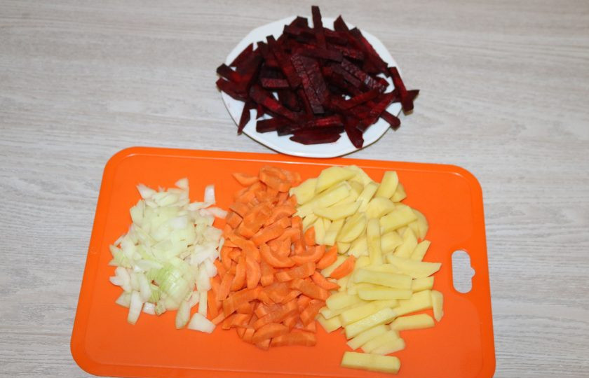 1. Этап. Борщ с морской капустой: Сразу поставьте варить бульон. Мясо на косточке хорошо промойте, залейте водой, добавьте лавровый лист, посолите, варите на медленном огне в течение 1 часа. Овощи нарежьте соломкой, лук кубиками.