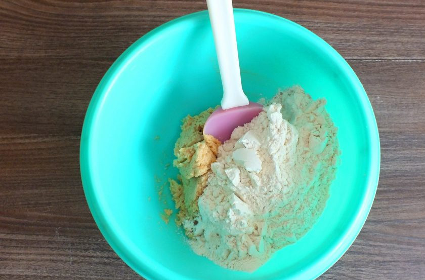 1. Этап. Спекулос: К масляной массе добавьте 1/3 часть муки со специями. Перемешайте.