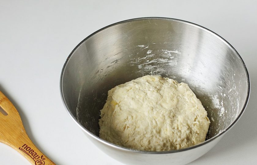 1. Этап. Хлеб без соли: Затем продолжите замес руками.