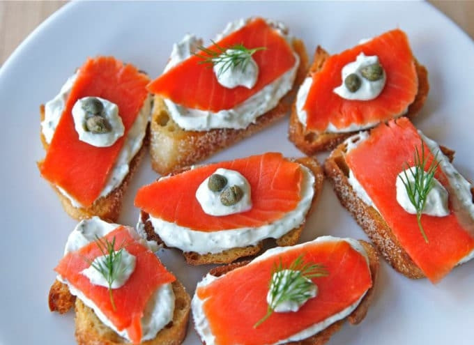 1. Этап. Канапе к празднику: Багет смажьте сливочной смесью. Выложите рыбу. Украсьте канапе каперсами, укропом и намазкой. Приятного аппетита!