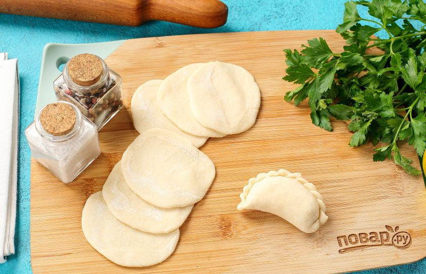 1. Этап. Вареники на пару: Можно оставить вареники в таком виде, а можно ещё раз пройтись по защипу, делая его шире и тоньше. Затем одной рукой держите вареник на весу, а другой слепите косичку. Работать будет большой палец (сверху) и указательный палец (снизу). Другая рука будет крутить вареник.