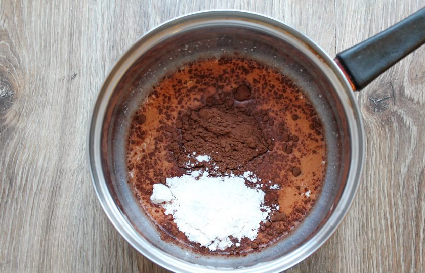 1. Этап. Крем Тоффи: Добавьте просеянную муку и какао-порошок. Все хорошенько перемешайте до однородности, чтобы не было комочков.