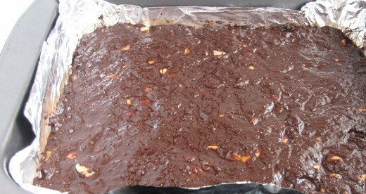 1. Этап. Шоколадная помадка: Массу разложите равномерным слоем на фольгу, уложенную в форму. Остудите шоколад при комнатной температуре в форме, застеленной фольгой. Затем уберите помадку в холодильник.